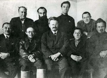 Trockistowska opozycja, 1927 rok. Lew Trocki na&nbsp;dole po&nbsp;środku