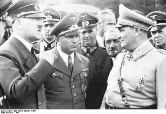 Rok 1942. Adolf Hitler ze swoimi współpracownikami w Wilczym Szańcu