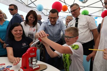 Mateusz Morawiecki podczas pikniku zorganizowanego z okazji inauguracji programu „500+ na każde dziecko” 