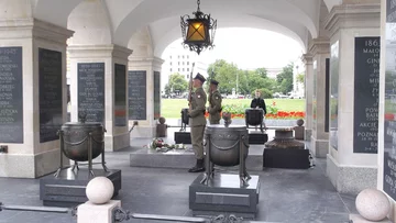 W którym roku na dzisiejszym placu Piłsudskiego utworzono Grób Nieznanego Żołnierza?