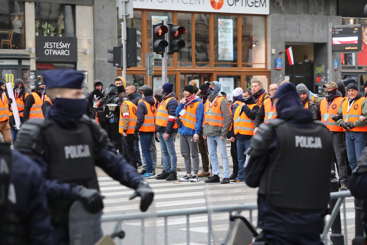 Policja i członkowie Straży Marszu Niepodległości zabezpieczają trasę przemarszu w Warszawie 