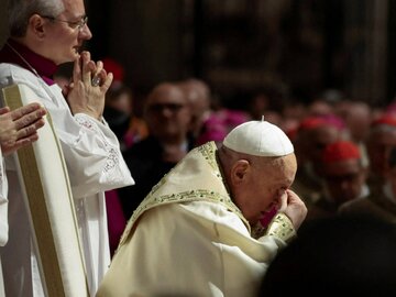 Papież Franciszek w&nbsp;czasie modlitwy