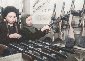Małe Rosjanki montują pistolety maszynowe podczas oblężenia Leningradu w&nbsp;1943 roku