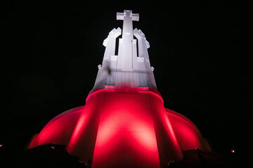 Trzy krzyże, jeden z symboli Wilna podświetlone na biało-czerwono 