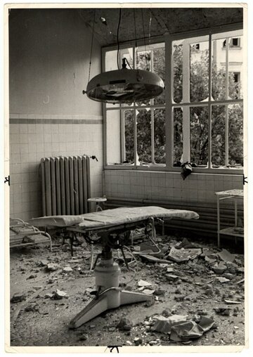St&oacute;ł operacyjny w&nbsp;zbombardowanym przez Luftwaffe Szpitalu Przemienienia Pańskiego w&nbsp;Warszawie. Fotografię wykonał słynny fotograf Julien Bryan