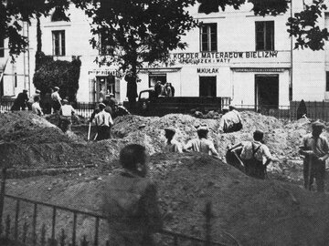 Mieszkańcy Warszawy podczas kopania row&oacute;w przeciwlotniczych na&nbsp;skwerze Hoovera we&nbsp;wrześniu 1939 roku