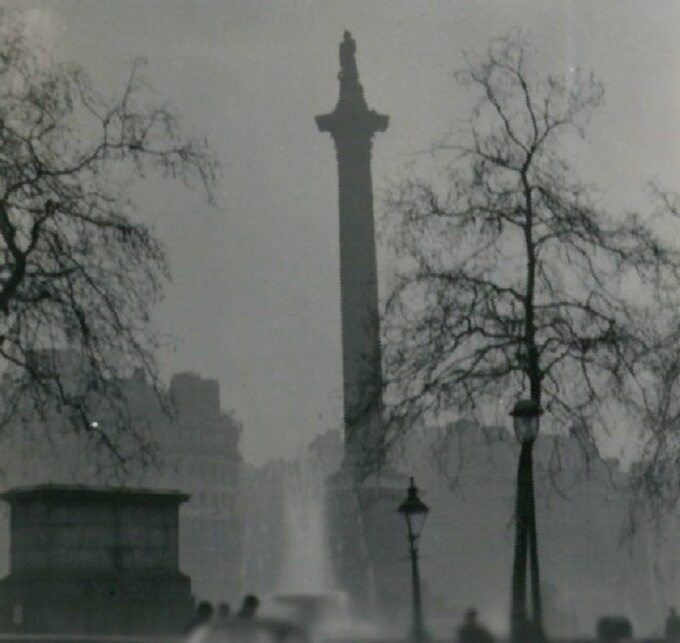 Kolumna Nelsona podczas wielkiego smogu w Londynie, 1952 rok.