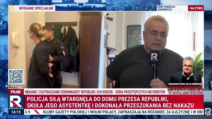 Tomasz Sakiewicz, redaktor naczelny TV Republika, relacjonuje interwencję policji w&nbsp;swoim mieszkaniu
