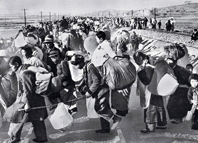 Koreańczycy z Południa uciekają przed armią Korei Północnej. Połowa 1950 r.