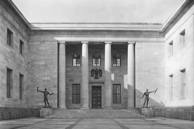 Dziedziniec kancelarii III Rzeszy. Architektem był Albert Speer