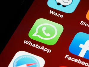 Miniatura: Niepokojący komunikat na WhatsAppie. W tle AI