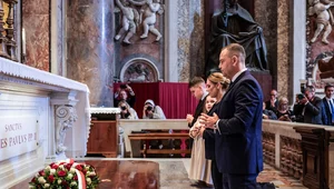 Miniatura: Rodzina Nawrockich modliła się przy grobie...