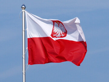 Flaga RP z&nbsp;godłem