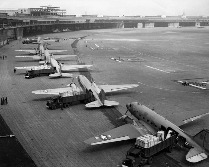 Samoloty Douglas C-47 na lotnisku Tempelhof w Berlinie, 1948 r.