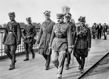 12 maja 1926, marszałek J&oacute;zef Piłsudski przed spotkaniem z&nbsp;prezydentem RP Stanisławem Wojciechowskim na&nbsp;moście Poniatowskiego
