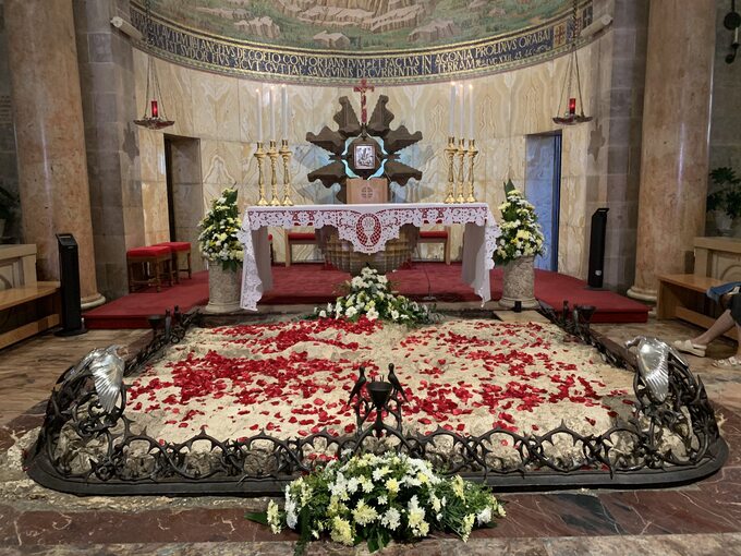Płatki róż w Getsemani
