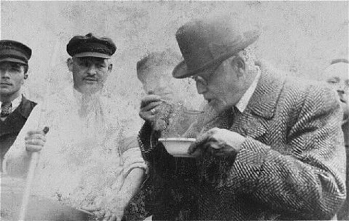 Chaim Rumkowski próbuje zupę z jednej z kuchni prowadzonej przez Judenrat z łódzkiego getta.