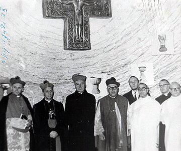 Jasna G&oacute;ra, 3&nbsp;maj 1966, zdjęcie pamiątkowe z&nbsp;wystawy Tysiąclecia Chrztu Polski. Od&nbsp;lewej: Karol Wojtyła, Antoni Baraniak, Stefan Wyszyński