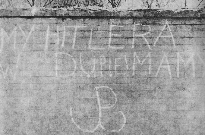 Napis umieszczony na murze przy ul. Wyspiańskiego róg pl. Henkla w Warszawie.1943 rok