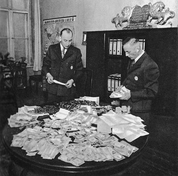 Niemcy liczą ukradzione Żydom i&nbsp;Cyganom kosztowności. Litzmannstadt Ghetto