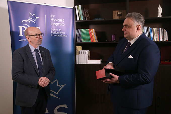 Nagrodę TV Republika w kategorii „Polityka" odbiera prof. Ryszard Legutko