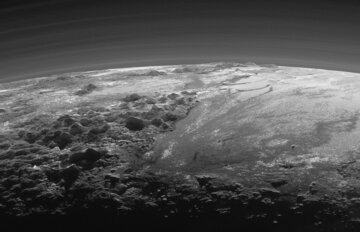 Powierzchnia Plutona z&nbsp;widocznym zamgleniem atmosfery. Zdjęcie wykonane przez sondę New Horizons 14 lipca 2015 roku.