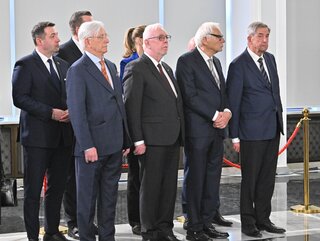 Byli prezesi Trybunału Konstytucyjnego: Bohdan Zdziennicki, Jerzy Stępień, Marek Safjan i&nbsp;Andrzej Zoll podczas "ślubowania" sędzi&oacute;w TK w&nbsp;Sejmie