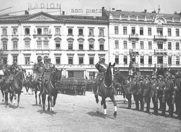Wiceminister spraw wojskowych gen. Daniel Konarzewski dokonuje przeglądu oddziałów przed defiladą. Warszawa, 1929 r. 