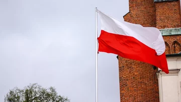 Czy flagę Polski można wieszać pionowo?