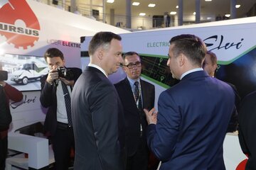 Kongres 590. Prezydent Andrzej Duda na stoisku Ursusa 