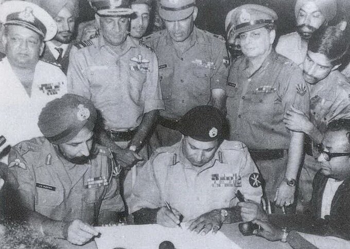 Generał porucznik A. AK Niazi , dowódca Dowództwa Wschodniego Pakistanu , podpisuje akt kapitulacji w Dhace 16 grudnia 1971 r. w obecności generała porucznika Indii Jagjita Singha Aurory