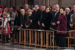 Miniatura: Wyjątkowa uroczystość w Paryżu. Wzięła w...