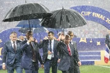 Władimir Putin pod parasolem 