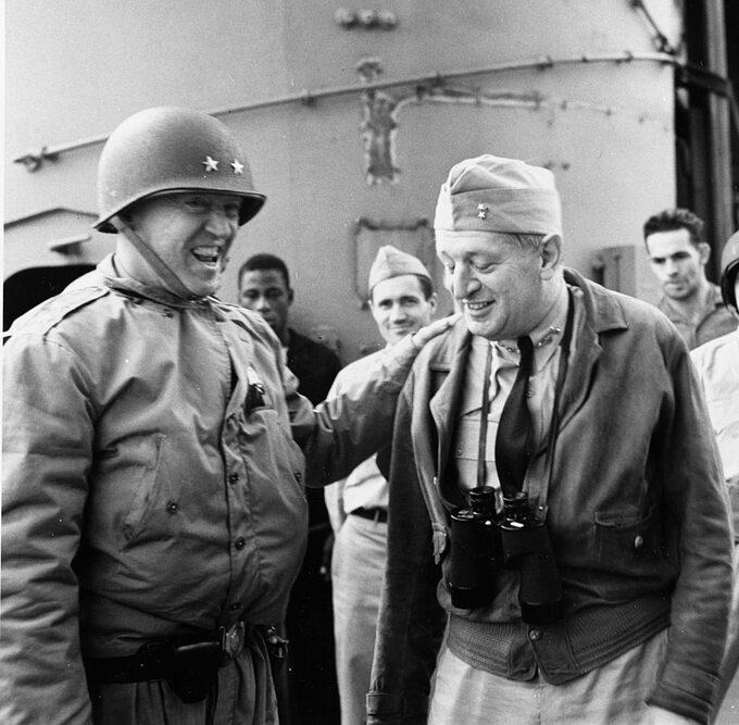 Gen. George Patton i adm. Henry Kent Hewitt w czasie operacji "Torch" w Afryce Północnej