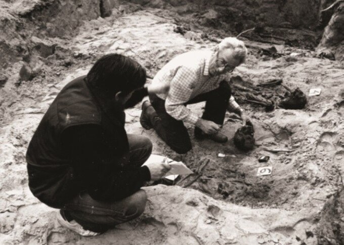 Uroczysko Wielki Bór koło Gib, miejsce ekshumacji, 1987 r. Po prawej dr Tadeusz Jóźwik z Akademii Medycznej w Białymstoku (zbiory IPN)Uroczysko Wielki Bór koło Gib, miejsce ekshumacji, 1987 r. Po prawej dr Tadeusz Jóźwik z Akademii Medycznej w Białymstoku