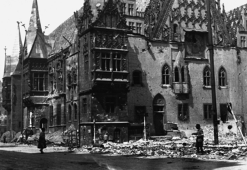 Zniszczony ratusz we&nbsp;Wrocławiu, rok 1945