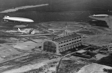 Hindenburg ląduje w&nbsp;New Jersey po&nbsp;swoim pierwszym locie do&nbsp;USA. Po&nbsp;prawej amerykański sterowiec Los Angeles (ZR-3). 9&nbsp;maja 1936 roku.