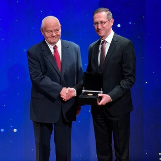 Adam Glapiński odbiera nagrodę "L&aacute;mfalussy Award"