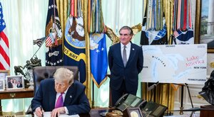 Miniatura: Google ugiął się przed Trumpem, Apple nie....