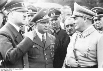 Rok 1942. Adolf Hitler ze&nbsp;swoimi wsp&oacute;łpracownikami w&nbsp;Wilczym Szańcu
