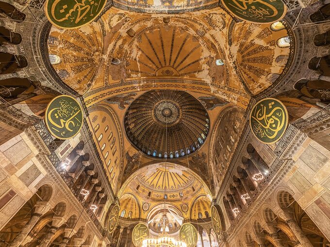 Hagia Sophia - wnętrze. Widoczne na ścianach medaliony dodano dopiero w XIX w.