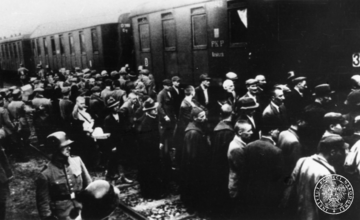 Załadunek więźni&oacute;w do&nbsp;wagon&oacute;w. Rampa towarowa przy dworcu kolejowym w&nbsp;Tarnowie, 14 czerwca 1940