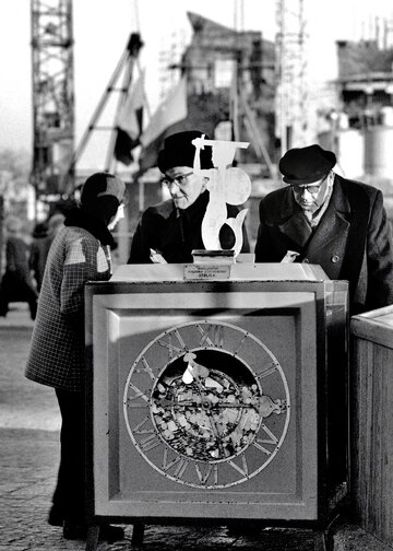 Skarbonka do&nbsp;kt&oacute;rej zbierano fundusze na&nbsp;odbudowę Zamku, 1972
