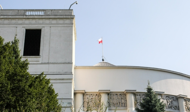 Wiewiórki donoszą: Znany kandydat nie nocuje od dawna w domu. Owszem,...