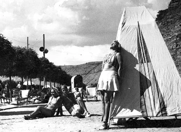 Plaża nad Dniestrem Plaża w Zaleszczykach w woj. tarnopolskim. W tle ściana jaru Dniestru.