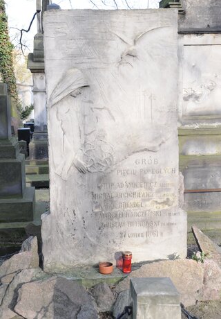 Gr&oacute;b Pięciu Poległych na&nbsp;warszawskich Powązkach.