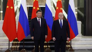 Xi spotkał się z premierem Rosji. Ten twierdzi, że stosunki obu państw...