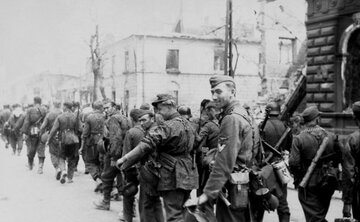 Esesmani z&nbsp;pułku Dirlewangera maszerujący ulicą Chłodną w&nbsp;kierunku Śr&oacute;dmieścia