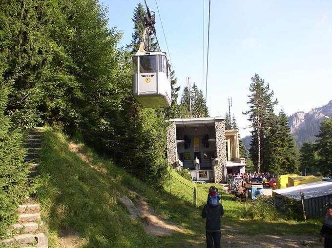 Kolej na Kasprowy Wierch przy dolnej stacji w Kuźnicach (wagonik przed modernizacją w 2007 roku)