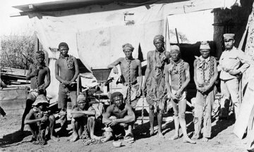 Niewolnicy Herero przetrzymywani przez Niemc&oacute;w. Namibia, około 1904 rok